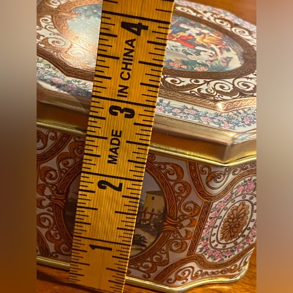 Vintage Meister scalloped tea tin-powder tin – Brazilian tea biscuit container - Picture 11 of 13